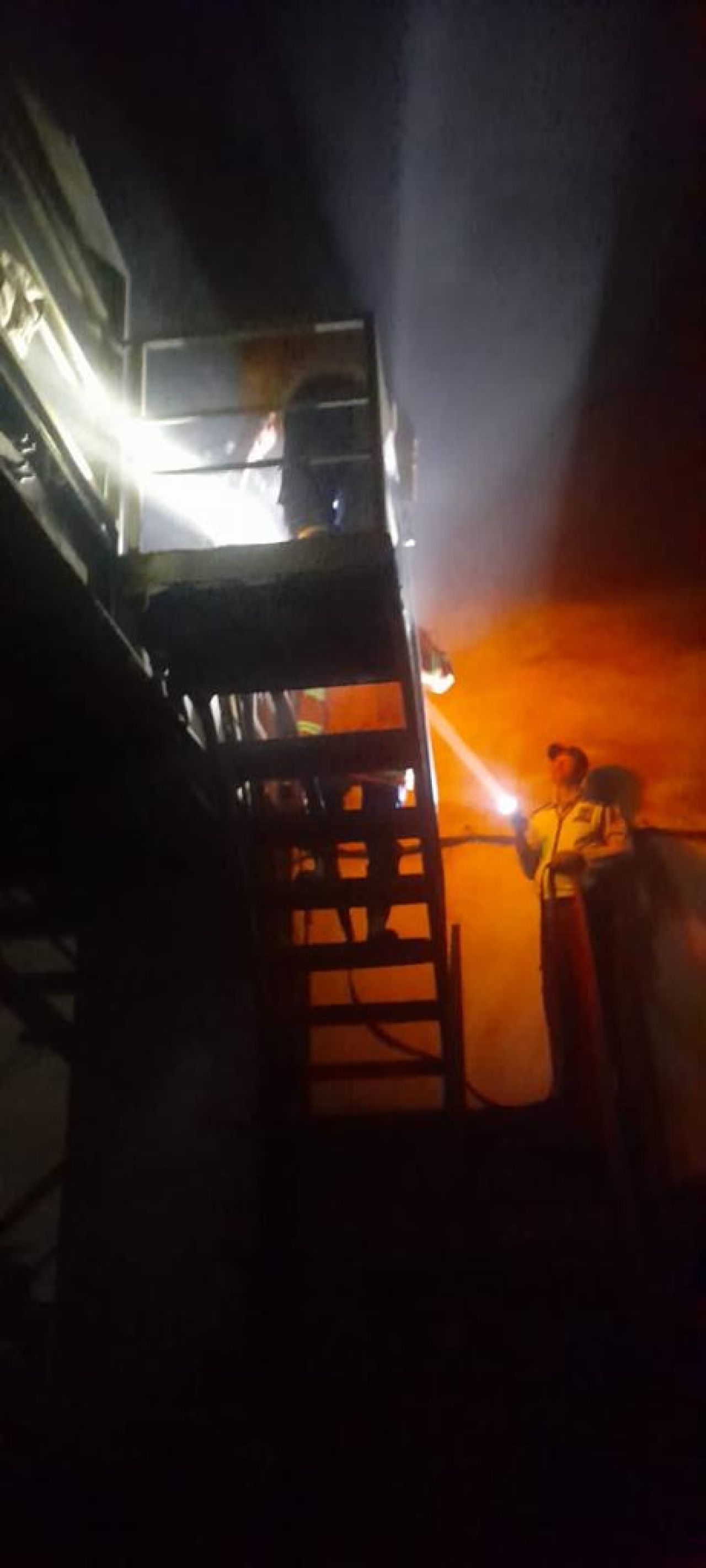 Diduga Korsleting Listrik, Sebuah Pabrik Plastik di Gresik Dilalap si Jago Merah