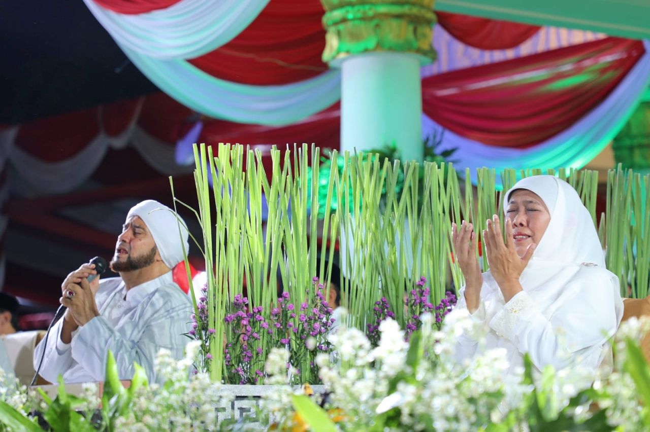 Ribuan Warga Jatim Larut dalam Zikir dan Selawat bareng Habib Syech di Grahadi
